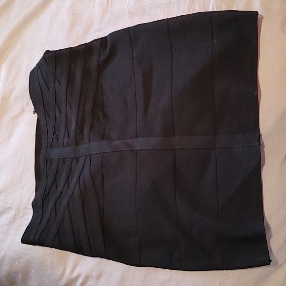 Never worn bebe bandage skirt - Picture 3 of 4